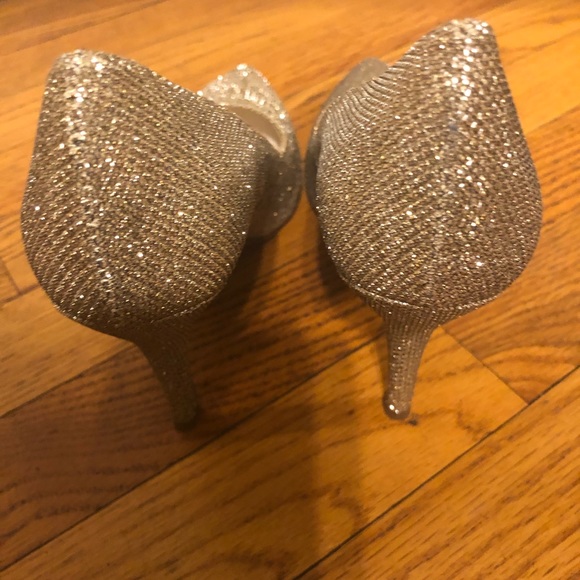 ‼️Sold‼️ Nine West Gold Heels - Picture 4 of 4